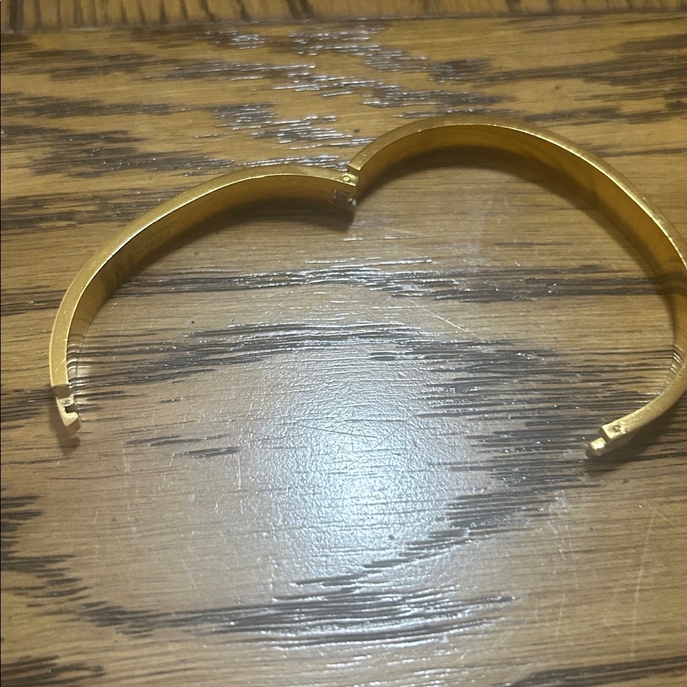 Solid & Sturdy Gold toned Designer inspired Bracelet - Picture 8 of 9
